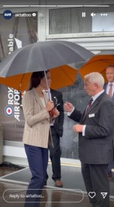 あいにくの雨となり、傘を差すキャサリン皇太子妃。笑顔で英空軍スタッフと談話していた（画像は『Royal International Air Tattoo　2023年7月14日付Instagram』のスクリーンショット）