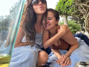 親友ニコラ・ペルツに頬を寄せるセレーナ・ゴメス。ファンは「セレーナが幸せそうで嬉しい」とコメントしている（画像は『Selena Gomez　2023年7月7日付Instagram』のスクリーンショット）