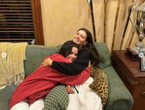 屋内のソファで抱き合うセレーナ・ゴメスとニコラ・ペルツ。親友として良好な関係を続けているようだ（画像は『Selena Gomez　2023年7月7日付Instagram』のスクリーンショット）