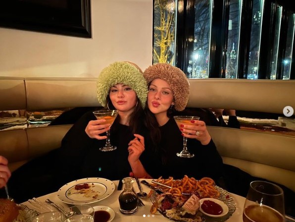 今年2月、食事を一緒に楽しむセレーナ・ゴメスとニコラ・ペルツ。2人は2022年11月から急激に友情を深めている（画像は『Selena Gomez　2023年2月6日付Instagram』のスクリーンショット）