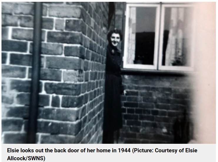 自宅の裏口から外を眺める20代のエルシーさん（1944年撮影）。1957年には夫のマークさんと一緒に約4万5300円でこの家を購入していた（画像は『Metro　2023年7月17日付「Woman, 105, still lives in the house she was born in at the end of World War I」（Picture: Courtesy of Elsie Allcock/SWNS）』のスクリーンショット）
