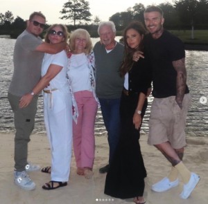 ヴィクトリアの夫デヴィッド・ベッカムも家族写真に参加。ヴィクトリアの妹ルイーズさんは恋人と思われる男性と寄り添っている（画像は『Victoria Beckham　2023年7月1日付Instagram「Making memories I love u」』のスクリーンショット）