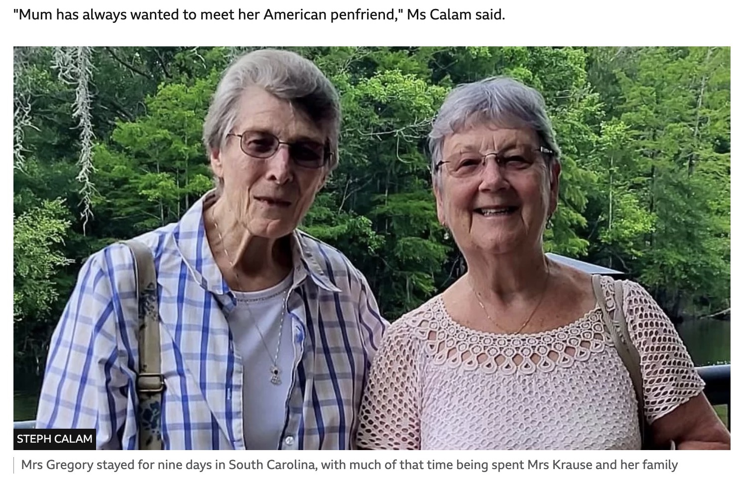 アメリカ在住のキャロルさんとイギリス在住のパッツィーさん。80歳になる2人は68年間、海を越えて文通で友情を育んできた（画像は『BBC News　2023年8月16日付「Lancashire and South Carolina pen pals of 70 years meet for first time」（STEPH CALAM）』のスクリーンショット）
