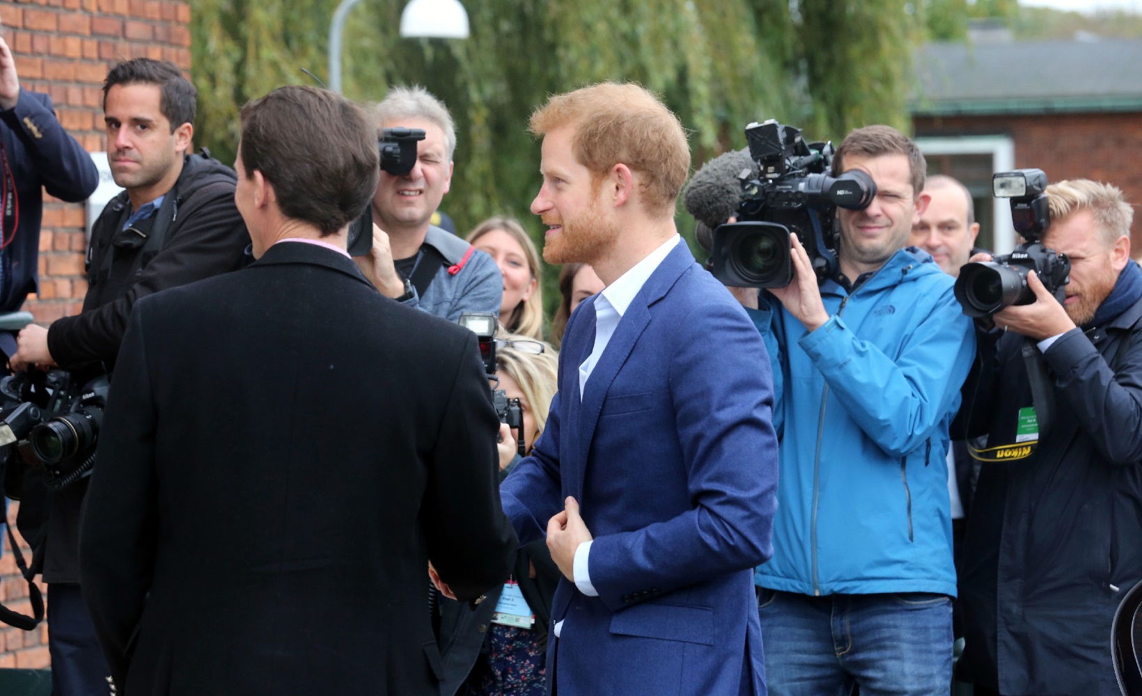 報道陣に囲まれるヘンリー王子（2017年10月撮影）