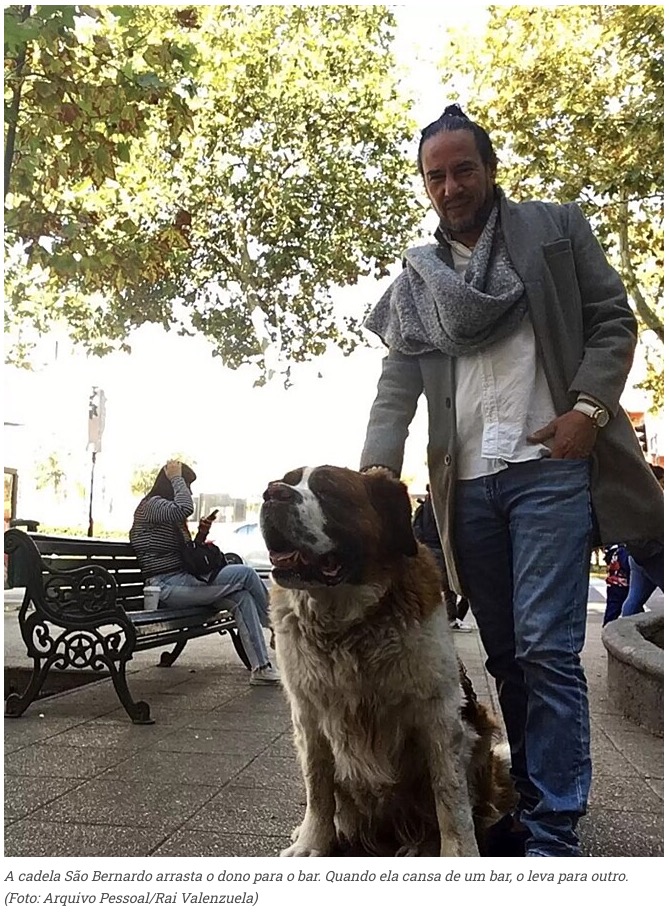 「ベルナルディータは地球上で最も幸せな犬であり、私の最高の飲み友達でもあるんです」と明かしたライさん（画像は『Amo Meu Pet　2023年8月17日付「Cadela da raça São Bernardo vira ‘má influência’ ao arrastar dono para o bar: ‘Ela me faz beber’」（Foto: Arquivo Pessoal/Rai Valenzuela）』のスクリーンショット）
