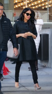 2019年2月、ニューヨークで撮影されたメーガン妃。雪が降る寒い日だったにもかかわらず、コートが短い袖だったことも