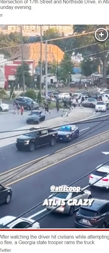 猛追する警察車両から逃げるピックアップトラック。警察官はこの後、逃走車を強制的に止める「ピット・マニューバ（PIT maneuver）」と呼ばれる特別な技術を使い、トラックを止めた（画像は『New York Post　2023年8月21日付「Moment trucker hits people while fleeing cops in busy Atlanta intersection」（Twitter）』のスクリーンショット）
