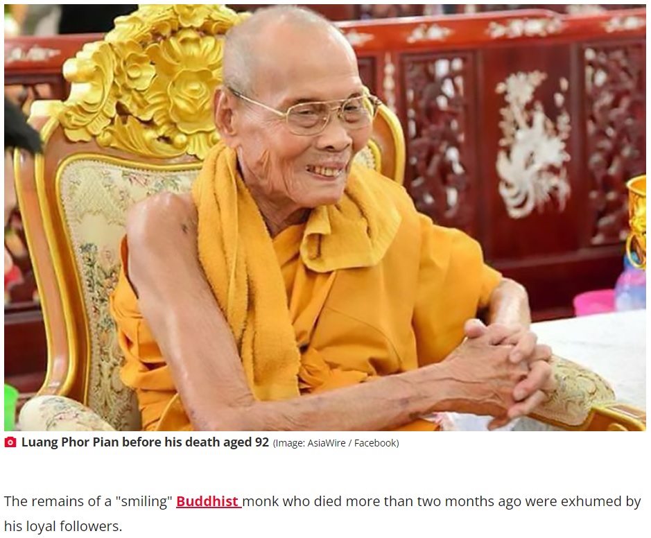 2017年11月16日、病気によりタイのバンコク市内の病院にて当時92歳で亡くなった僧侶。埋葬後2か月経っても遺体には腐敗が見られなかった（画像は『The Daily Star　2023年8月8日付「Dead Buddhist monk ‘smiles’ at followers as he’s exhumed two months after death」（Image: AsiaWire / Facebook）』のスクリーンショット）