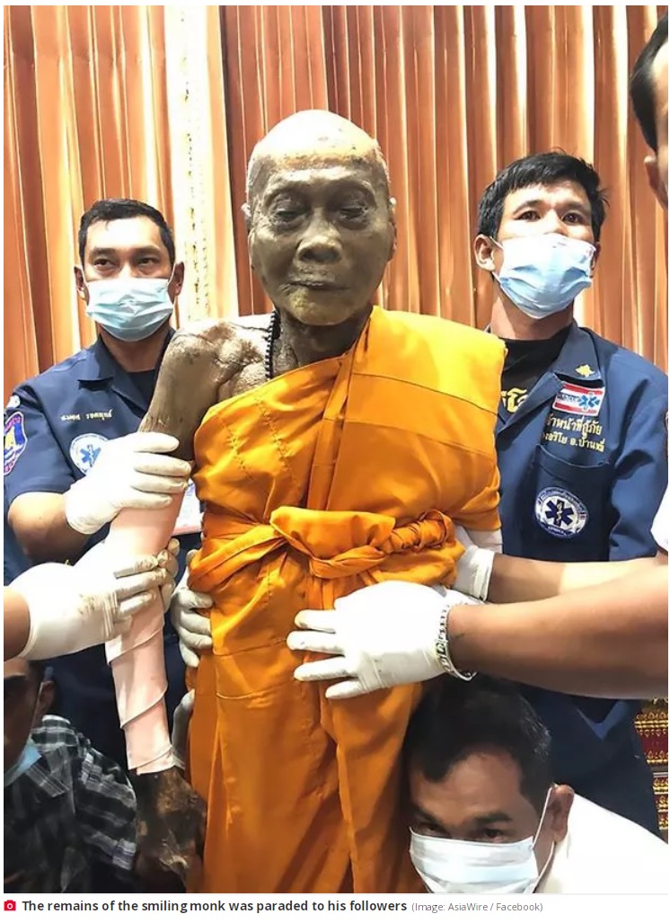 埋葬から2か月経った2018年1月18日に掘り起こされたピアン氏の遺体。腐敗がほとんど見られず顔に笑みまで浮かべていた（画像は『The Daily Star　2023年8月8日付「Dead Buddhist monk ‘smiles’ at followers as he’s exhumed two months after death」（Image: AsiaWire / Facebook）』のスクリーンショット）