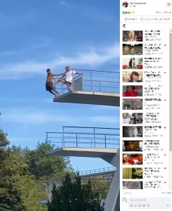 高さ10メートルの飛び込み台の上で怖気づき、飛び込むのを躊躇していた男性。階段を使って下りてくるように言われたが、拒んでいた（画像は『Gabi Kwiatkowski　2023年8月21日付Facebook』のスクリーンショット）