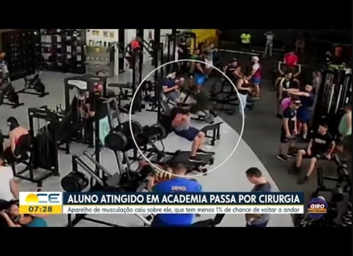 ブラジルのジムでスクワットマシンを使用し、太腿を鍛えるレジラーニオさん。リフティング1セットを終えた後の休憩中、脊髄を損傷する事故が起きてしまった（画像は『Giro Notícias　2023年8月8日公開 YouTube「HOMEM ATINGIDO POR EQUIPAMENTO EM ACADEMIA TEM 1% DE CHANCE DE VOLTAR A ANDAR, APÓS CIRURGIA」』のサムネイル）