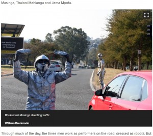 交通整理をするマシンガさん。2006年からパフォーマーとして生計を立てているそうだ（画像は『News24　2023年7月27日付「WATCH | When Joburg’s robots are out, these robots keep the traffic moving」（William Brederode）』のスクリーンショット）
