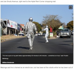“シルバーロボット”に扮したマラングさん。「全身を塗るのに1時間かかることもある」と話している（画像は『News24　2023年7月27日付「WATCH | When Joburg’s robots are out, these robots keep the traffic moving」（William Brederode）』のスクリーンショット）