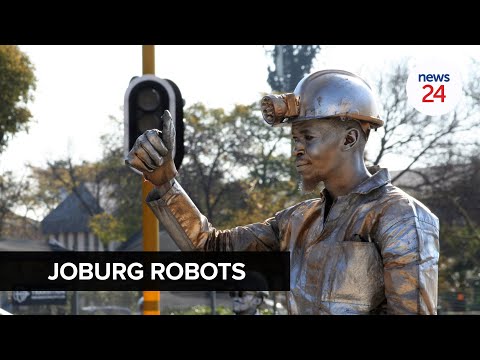 南アフリカ、ヨハネスブルグで信号が動いていない交差点にやってきたパフォーマー。彼らは「地域社会を助けたい」として活動している（画像は『News24　2023年7月28日公開 YouTube「WATCH | When Johannesburg’s robots are out, these robots keep traffic flowing」』のサムネイル）