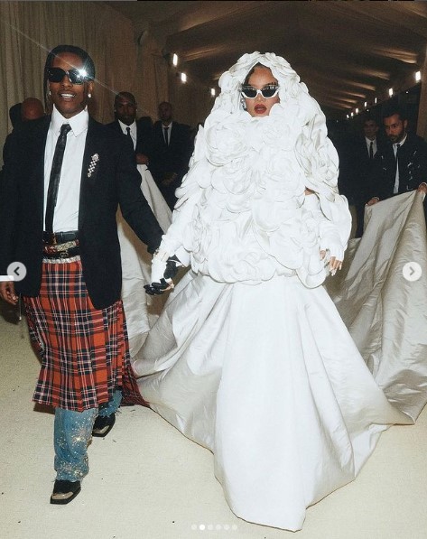 今年5月「METガラ」に出席したエイサップ・ロッキーと。リアーナが着用したウエディングドレスのような衣装も話題に（画像は『badgalriri　2023年5月5日付Instagram「shout outz 2 the bridal party….」』のスクリーンショット）