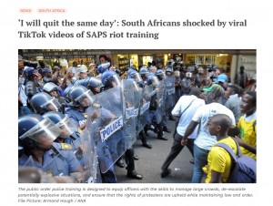 【海外発！Breaking News】抗議デモを想定した治安警察部隊の訓練が過酷　次々にタイヤを投げつけられても立ち向かう（南ア）＜動画あり＞
