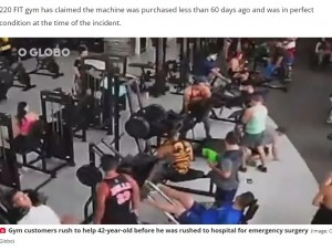 近くにいた男性ら3人が駆け寄って肩パッドを持ち上げた。しかし衝撃はかなりのもので、レジラーニオさんはその後、椅子から崩れ落ちるように座り込んだ（画像は『The Daily Star　2023年8月8日付「Bloke’s neck crushed by squat machine at gym in horrifying moment caught on camera」（Image: O Globo）』のスクリーンショット）