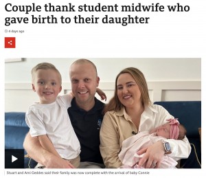 代理母ジェニファーさんの協力で3人目を授かったエイミーさん一家（画像は『BBC　2023年9月1日付「Couple thank student midwife who gave birth to their daughter」』のスクリーンショット）