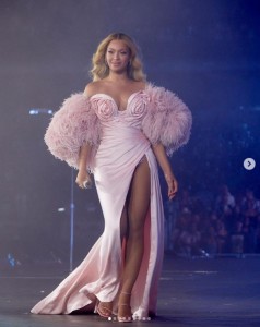 華やかなピンクのドレスに衣装替えしたビヨンセ。4日には42歳の誕生日を迎えた（画像は『Beyoncé　2023年9月4日付Instagram』のスクリーンショット）