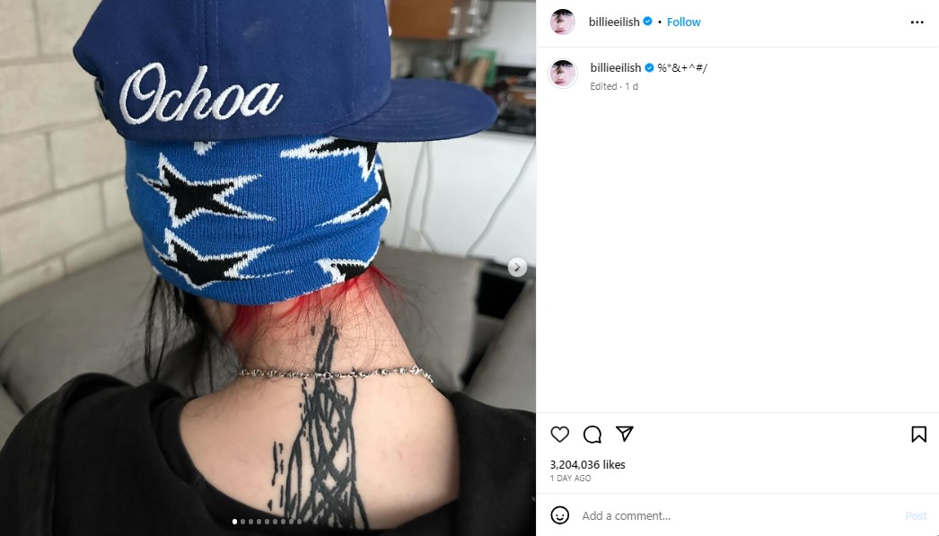 ビリー・アイリッシュが披露した背中に入れたタトゥーの一部。黒いインクで大胆なラインが描かれている（画像は『BILLIE EILISH　2023年9月20日付Instagram』のスクリーンショット）