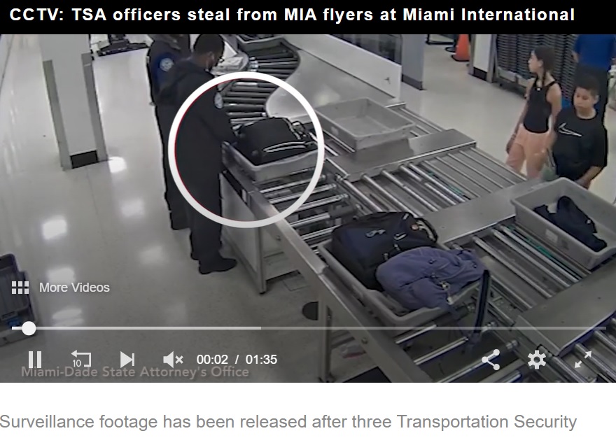 2人がベルトコンベアの前に並んで立ち、まずはウィリアムズが黒い鞄から現金を抜くと素早くポケットにしまっていた（画像は『Daily Express　2023年9月14日付「Footage released after Miami Airport security officers accused of stealing from luggage」（Image: Miami-Dade County）』のスクリーンショット）