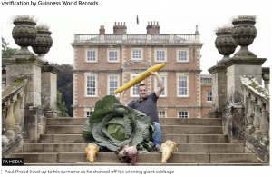 巨大キャベツを披露するポール・プラウドさん（画像は『BBC News　2023年9月17日付「Eye-watering sized onion 'sets new world record' at Harrogate show」（PA MEDIA）』のスクリーンショット）