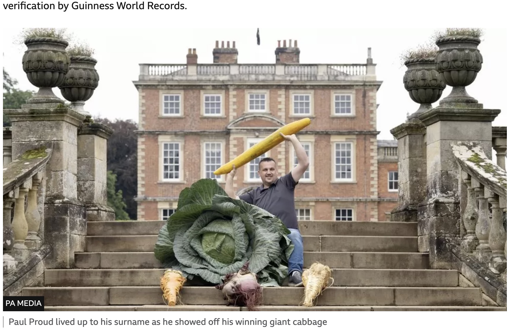 巨大キャベツを披露するポール・プラウドさん（画像は『BBC News　2023年9月17日付「Eye-watering sized onion 'sets new world record' at Harrogate show」（PA MEDIA）』のスクリーンショット）