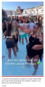 スペイン、イビサ島のイベント会場の水の浅いプールで、小瓶の中に入っている亡き兄弟の遺灰を撒いている女性（画像は『New York Post　2023年9月16日付「Woman spreads brother’s ashes in packed club pool in Ibiza: ‘WTF’」（TikTok）』のスクリーンショット）