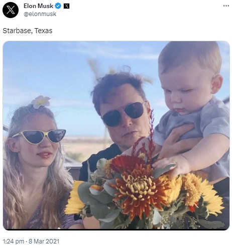 2021年、息子エックス君を抱くイーロンとグライムス。2人は破局するも、その後子供2人をもうけた（画像は『Elon Musk　2021年3月8日付X「Starbase, Texas」』のスクリーンショット）