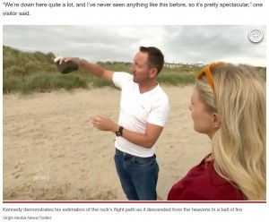 天文愛好家のデイヴさんは、大穴の中から黒い石を発見した。石には焦げ跡のようなものがあり、空から落下してきた隕石の可能性が高まっていた（画像は『New York Post　2023年9月14日付「‘Cosmic crater’ probed by Irish TV revealed to be just a hole dug by ‘two lads with a beach spade’」（Virgin Media News/Twitter）』のスクリーンショット）