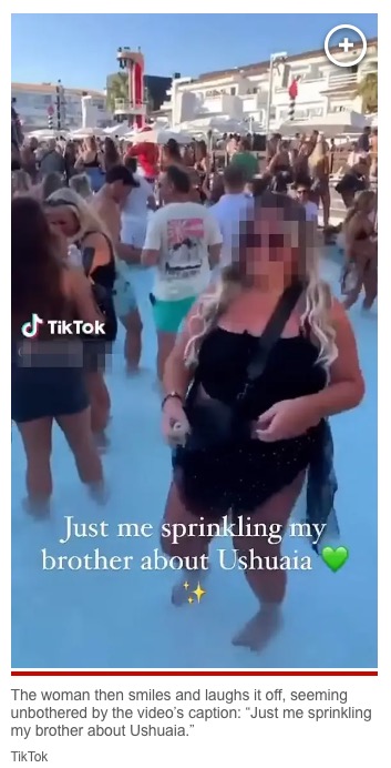 スペインのイベント会場のプールに亡き兄弟の遺灰を撒く女性。その時に撮影された動画が多くの人に嫌悪感を与えた（画像は『New York Post　2023年9月16日付「Woman spreads brother’s ashes in packed club pool in Ibiza: ‘WTF’」（TikTok）』のスクリーンショット）