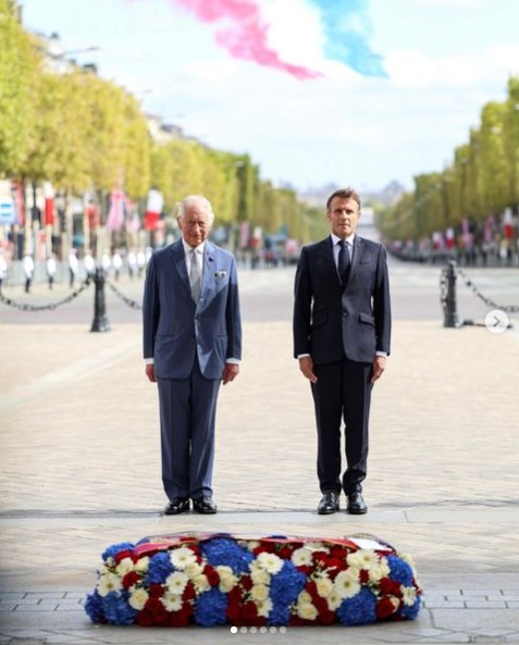 凱旋門の下にある記念碑に花輪を贈呈したチャールズ国王とマクロン大統領。2人は無名戦士を偲び、黙とうを捧げた（画像は『The Royal Family　2023年9月20日付Instagram「An incredible welcome at the Arc de Triomphe to formally kick-off ＃RoyalVisitFrance!」』のスクリーンショット）