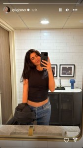 黒いTシャツとジーンズ姿で、鏡の前に立つカイリー・ジェンナー。ティモシー・シャラメとテニス観戦した時と同じ服装のようだ（画像は『Kylie　2023年9月10日付Instagram』のスクリーンショット）