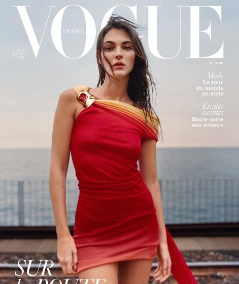 仏版『VOGUE』6月/7月号の表紙を飾ったヴィットリア・チェレッティ。14歳でモデルデビューしたキャリアの持ち主だ（画像は『Vittoria Ceretti　2023年5月23日付Instagram「A train and countless destinations through Europe to celebrate friendship,」』のスクリーンショット）