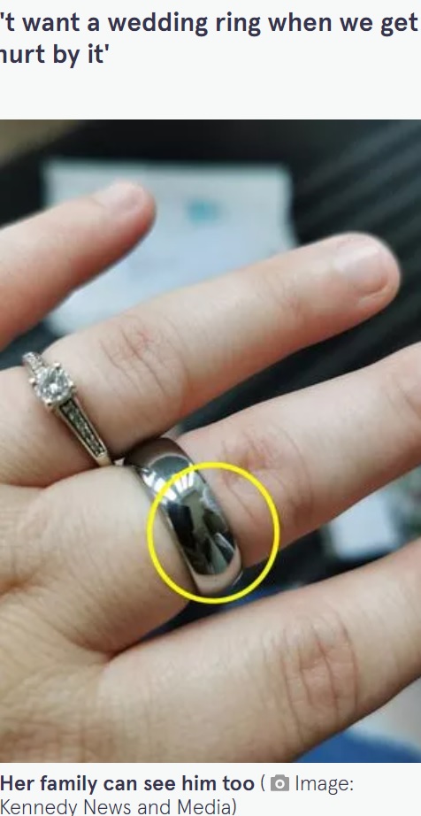 結婚式を控えたイギリスの女性が今夏、結婚指輪の写真を撮影したところ、不気味な人影が写り込んでいることに気が付いた（画像は『The Mirror　2023年9月1日付「Woman ‘freaked out’ after spotting ‘ghost’ reflected in fiancé’s wedding ring」（Image: Kennedy News and Media）』のスクリーンショット）