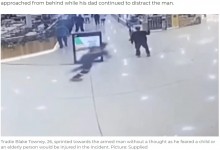 【海外発！Breaking News】元ラグビー選手、ショッピングセンターでナイフを振り回す男を見事なタックルで拘束（豪）＜動画あり＞