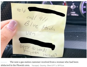誘拐された女性は、犯人の男がガソリンを給油している隙を見計らい、「助けて。通報して」などと書いた小さなメモを近くにいた人に手渡した（画像は『NBC News　2023年8月24日付「An abducted woman was rescued after slipping a note to a customer at a gas station, police say」（Yavapai County Sheriff’s Office）』のスクリーンショット）