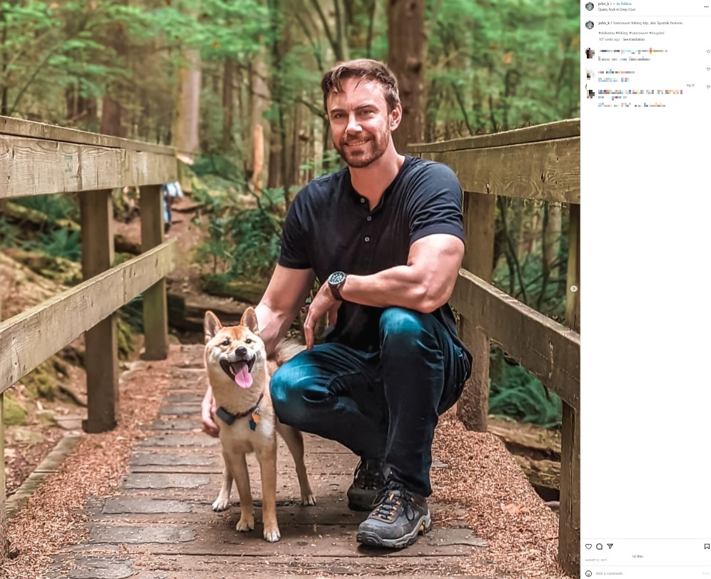 ソフトウエア開発会社「Strange Loop Games」の創設者兼最高経営責任者のジョンさんは、スプートニクのほかに猫“ウィリー（Willie）”を飼っているという（画像は『John Krajewski　2021年8月22日付Instagram「Vancouver hiking trip, aka Sputnik heaven.」』のスクリーンショット）
