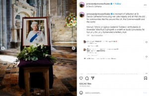 聖デイヴィッド大聖堂内に飾られた故エリザベス女王の遺影。女王の一周忌を記念し、プライベート礼拝が執り行われた（画像は『The Prince and Princess of Wales　2023年9月8日付Instagram「A moment of reflection at St Davids Cathedral honouring Her Late Majesty」』のスクリーンショット）