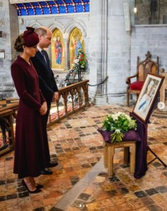 女王の遺影に祈りを捧げるキャサリン皇太子妃とウィリアム皇太子。皇太子妃は、遺影の前で女王にカーテシーをしたそうだ（画像は『The Prince and Princess of Wales　2023年9月8日付Instagram「A moment of reflection at St Davids Cathedral honouring Her Late Majesty」』のスクリーンショット）