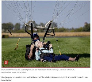インストラクターとともに無事に着地。今度は熱気球に乗ることを目指していると、生前のドロシーさんは意欲的に語っていた（画像は『New York Post　2023年10月2日付「104-year-old skydiver makes record-setting jump」（Brian Cassella/Chicago Tribune via AP）』のスクリーンショット）