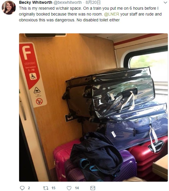 車椅子を使用しているイギリスの女性は2018年8月、予約した列車の車椅子対応座席にスーツケースが山積みになっていた（画像は『Becky Whitworth　2018年8月20日付Twitter「This is my reserved w/chair space.」』のスクリーンショット）