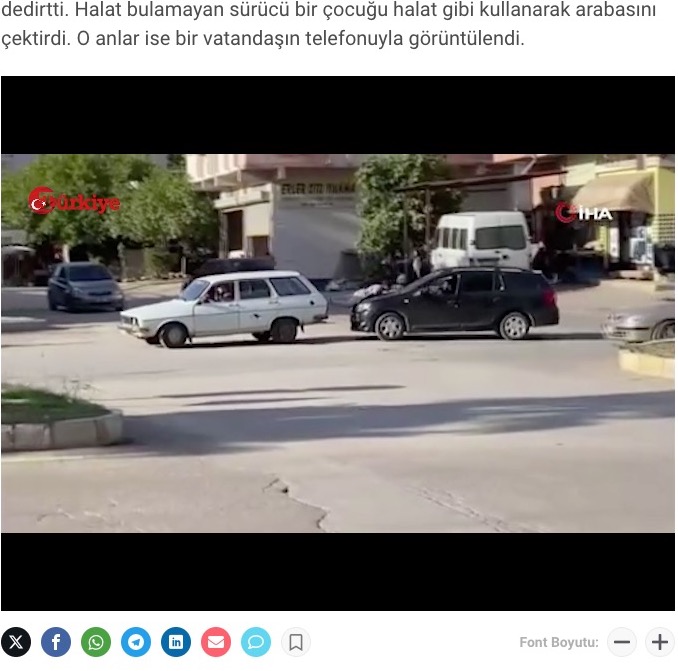 故障車を牽引するのにロープではなく、なぜか子供の姿が。その子は黒い車のボンネットにしがみついていた（画像は『Türkiye Gazetesi　2023年10月12日付「Halat yoksa çocuk var! Arabası yolda kalan Adanalıdan yok artık dedirten çözüm」』のスクリーンショット）