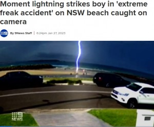 豪ニューサウスウェールズ州の海岸で今年1月、8歳男児に雷が直撃。男児は心肺停止に陥るも奇跡的に命を取り留めていた（画像は『9NEWS　2023年1月27日付「Moment lightning strikes boy in ‘extreme freak accident’ on NSW beach caught on camera」（9News）』のスクリーンショット）