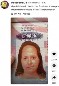 2021年にはアメリカで「まるでコーンヘッド」のパスポート写真が！　普通の写真を提出したが、なぜか面長になったという（画像は『Staceybee123　2021年6月30日付TikTok「why did they do that to her forehead」』のスクリーンショット）