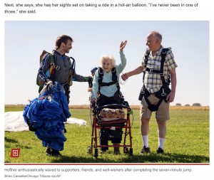 世界記録を達成した7分間のダイブを終えた後、サポーターや友人、応援する人々に手を振るドロシーさん（画像は『New York Post　2023年10月2日付「104-year-old skydiver makes record-setting jump」（Brian Cassella/Chicago Tribune via AP）』のスクリーンショット）