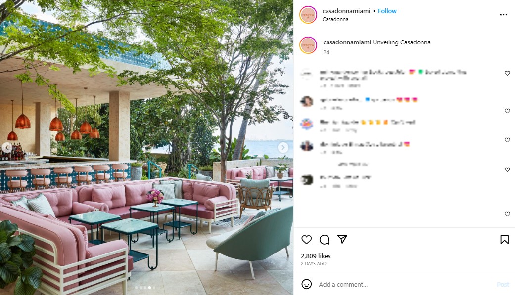 レストランの屋外席にはバーとカウンターが設置されている。マイアミのウォーターフロントを眺めながら、優雅な時間が過ごせそうだ（画像は『Casadonna　2023年10月18日付Instagram「Unveiling Casadonna」』のスクリーンショット）