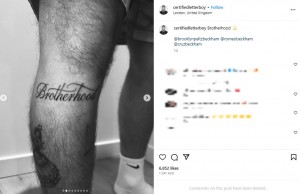 ブルックリンの右脚に入れた“Brotherhood”のタトゥー。その下には踊る女性のモチーフが見えている（画像は『CERTIFIED LETTER BOY　2023年10月6日付Instagram「Brotherhood」』のスクリーンショット）