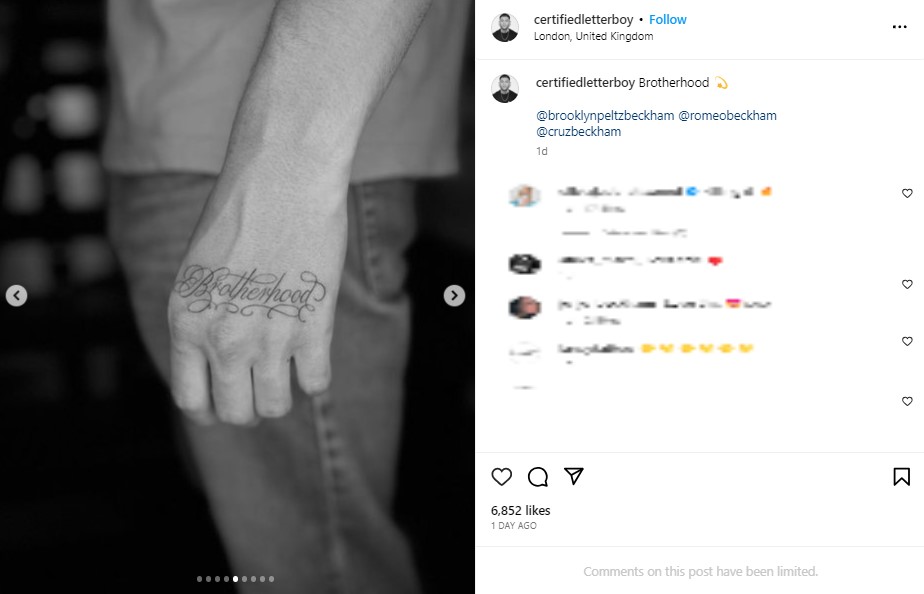 クルスは左手の甲に、兄達とお揃いのタトゥーを入れた。手の甲の幅いっぱいに、“Brotherhood”の文字が刻まれている（画像は『CERTIFIED LETTER BOY　2023年10月6日付Instagram「Brotherhood」』のスクリーンショット）