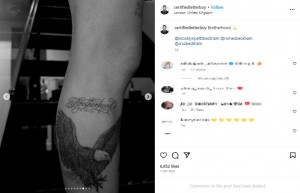ロメオの右脚の鷲のタトゥーの上に刻まれた新たなタトゥー。“Brotherhood”の文字には細かいディテールが施されている（画像は『CERTIFIED LETTER BOY　2023年10月6日付Instagram「Brotherhood」』のスクリーンショット）